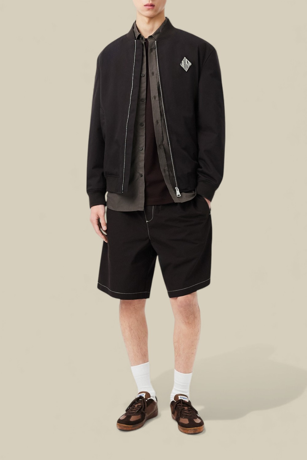 תמונת כל הלוק של חולצת טי עם הדפס בגב